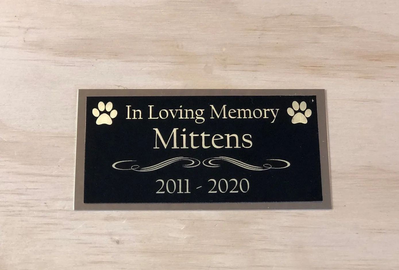 Cat Urn Custom Engraved Name Plate for Cremation Urn Dog Urn Pet Urn Black/Gold Personalized Engraved Name Plaque Name Plate Memorial Plaque